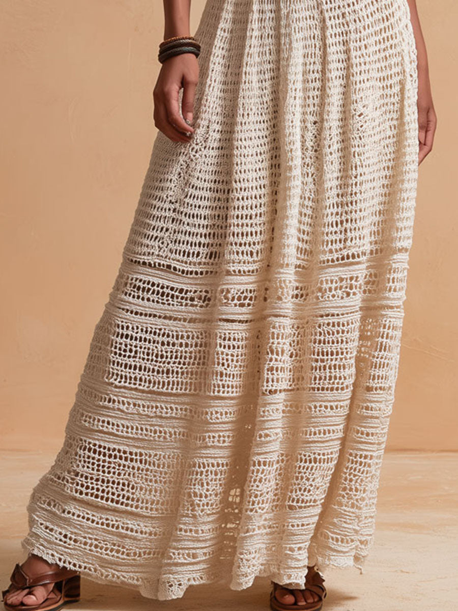 Vestido maxi de crochet de estilo bohemio en marfil con cuello halter y cinturón en la cintura