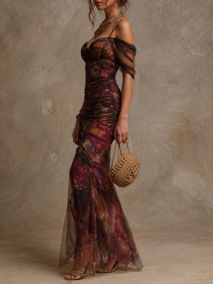 Vestido maxi de sirena con estampado floral vintage, hombros descubiertos y fruncido en malla