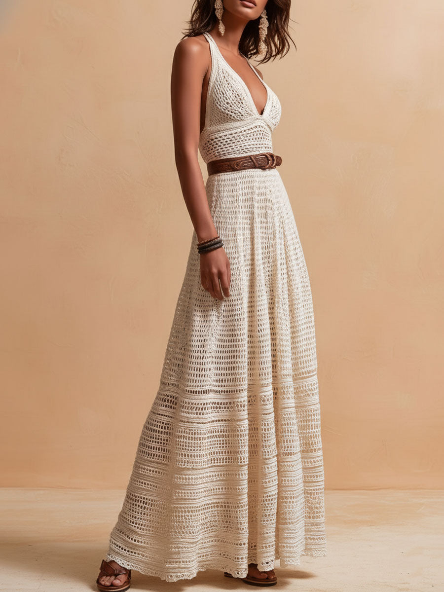 Vestido maxi de crochet de estilo bohemio en marfil con cuello halter y cinturón en la cintura