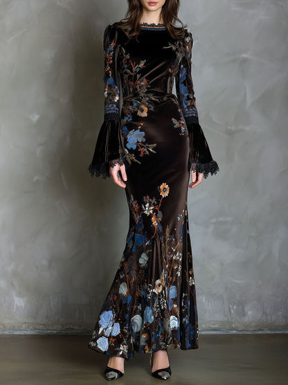 Vestido de gala de terciopelo azul medianoche con estampado floral y ribete de encaje
