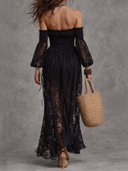 Vestido maxi negro de encaje con fruncido y hombros al descubierto