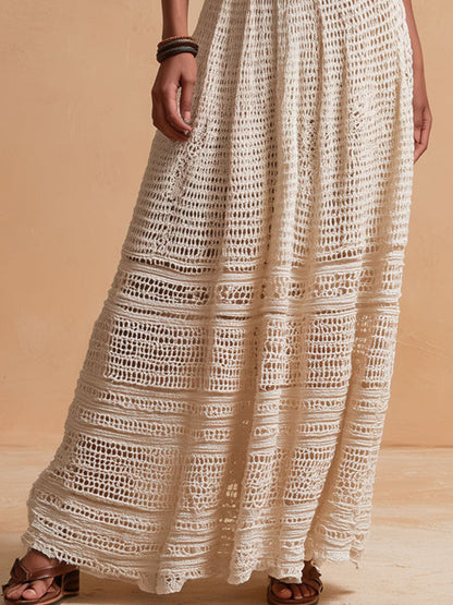 Vestido maxi de crochet de estilo bohemio en marfil con cuello halter y cinturón en la cintura