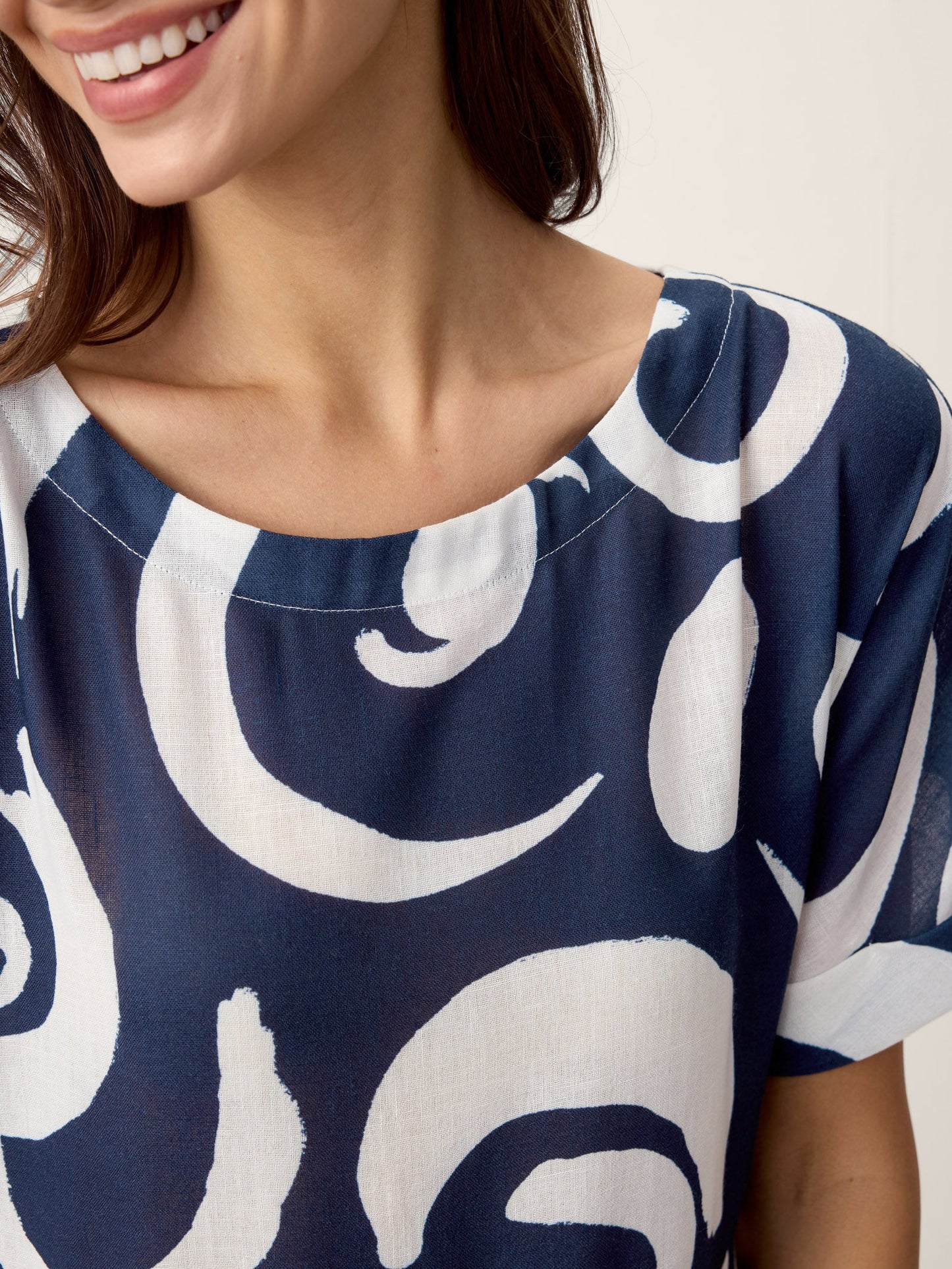Vestido midi de lino con estampado abstracto y cintura plisada PRIYA