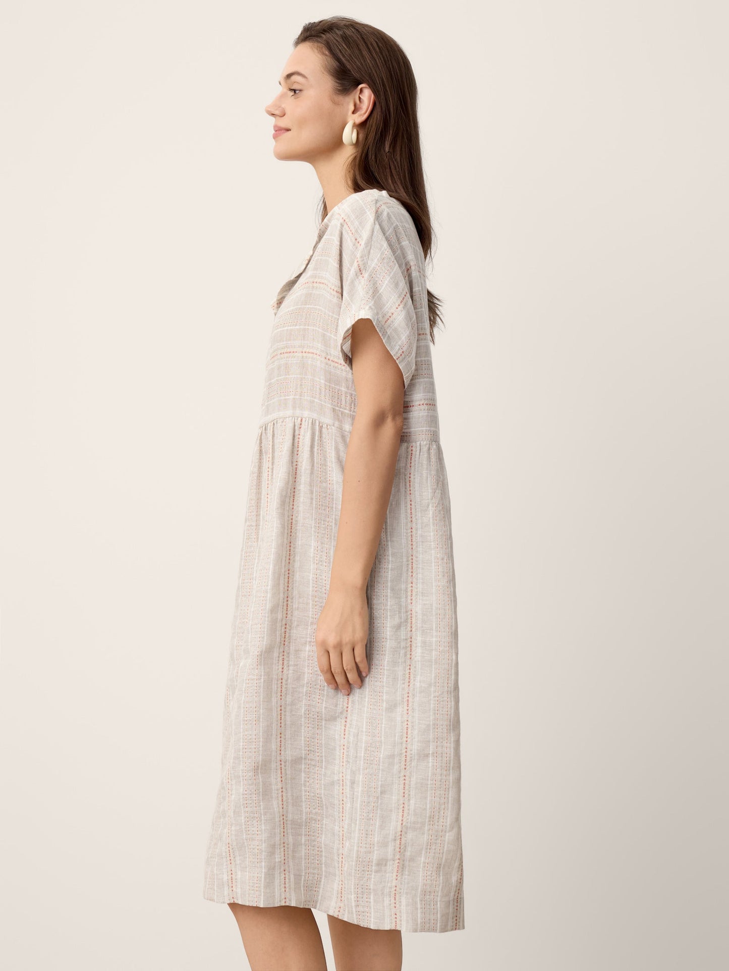 Vestido midi de lino fruncido con dobladillo y cuello partido SYDNEY
