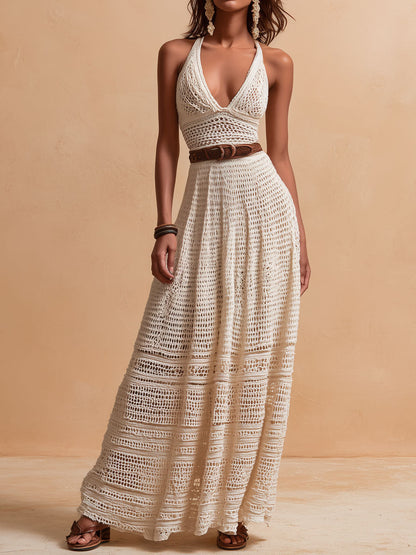 Vestido maxi de crochet de estilo bohemio en marfil con cuello halter y cinturón en la cintura